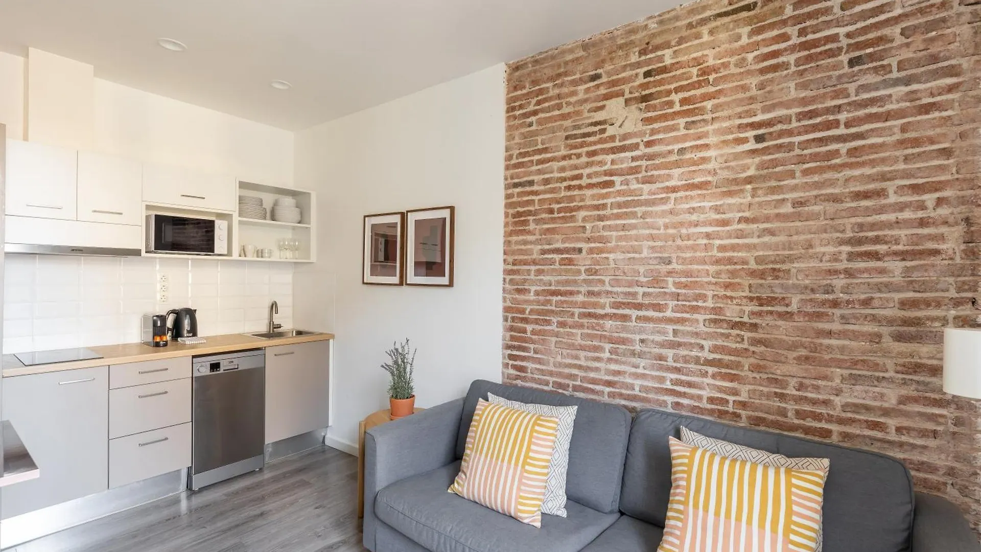 Deco Apartments Barcelona-Sants 0*, Barcelona Spain