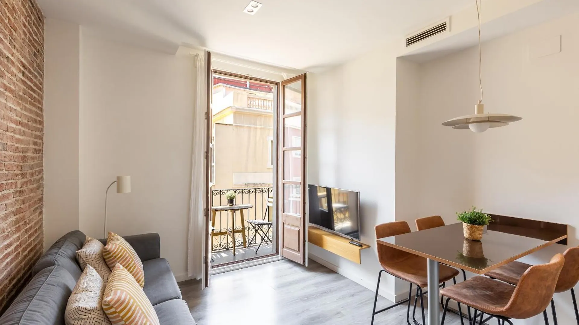 Deco Apartments Barcelona-Sants 0*, Barcellona